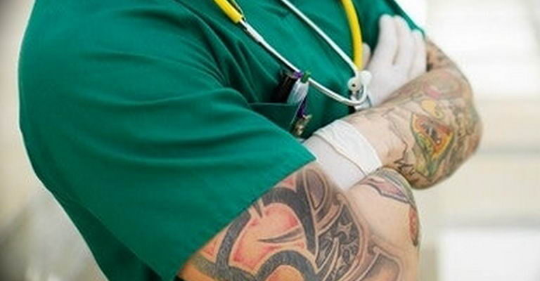 В каких случаях врача могут уволить за татуировки и маникюр